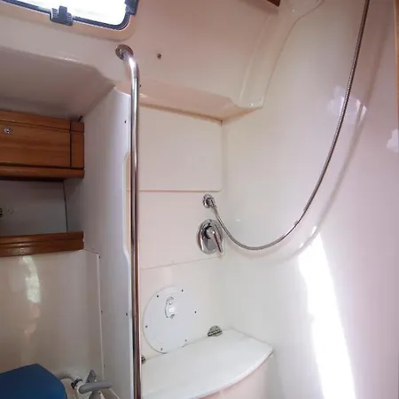 Πλωτό κατάλυμα Bnk Sailing