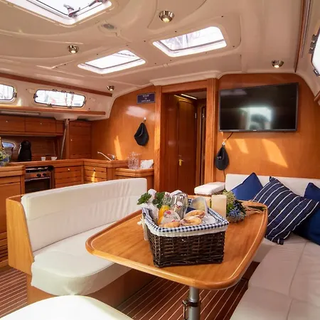Πλωτό κατάλυμα Bnk Sailing