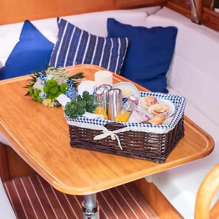Πλωτό κατάλυμα Bnk Sailing *