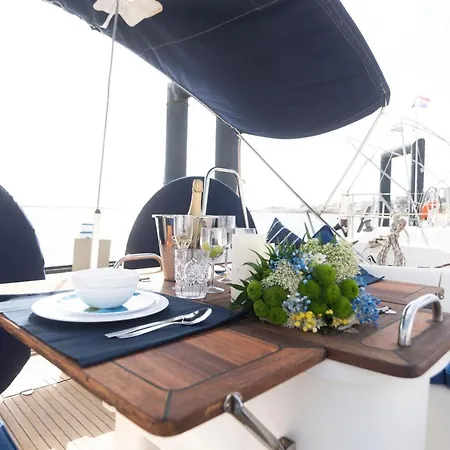 Πλωτό κατάλυμα Bnk Sailing