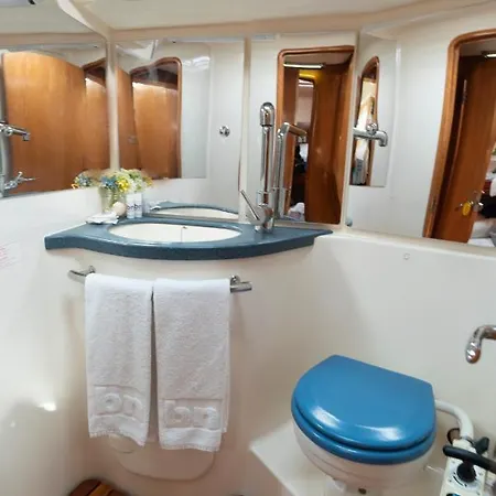 Botel Bnk Sailing *